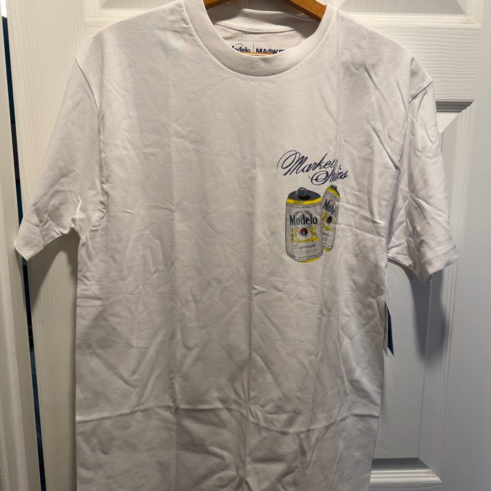 Modelo White Graphic Tee